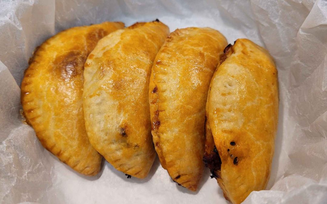 EMPANADILLAS DE CEBOLLA, SOBRASADA Y QUESO CON AJO NEGRO