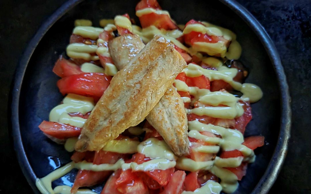 ENSALADA DE TOMATE CON CABALLA Y MAYONESA DE AGUACATE EN ESCABECHE