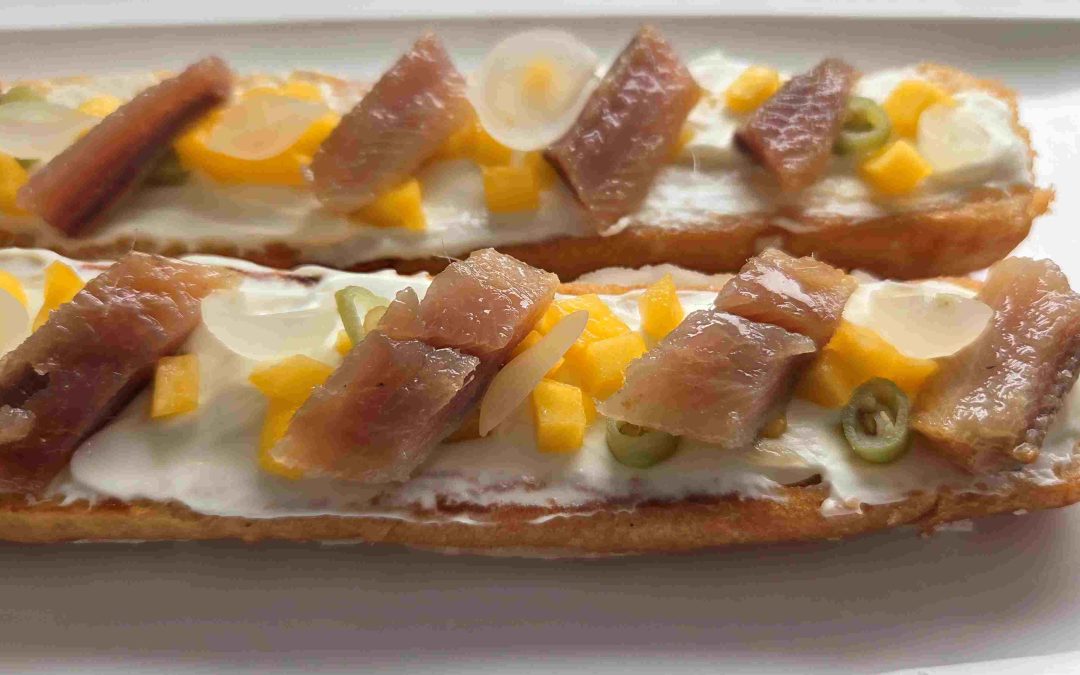 FARTÓ CON CREMOSO DE QUESO, ENCURTIDOS Y SARDINA AHUMADA