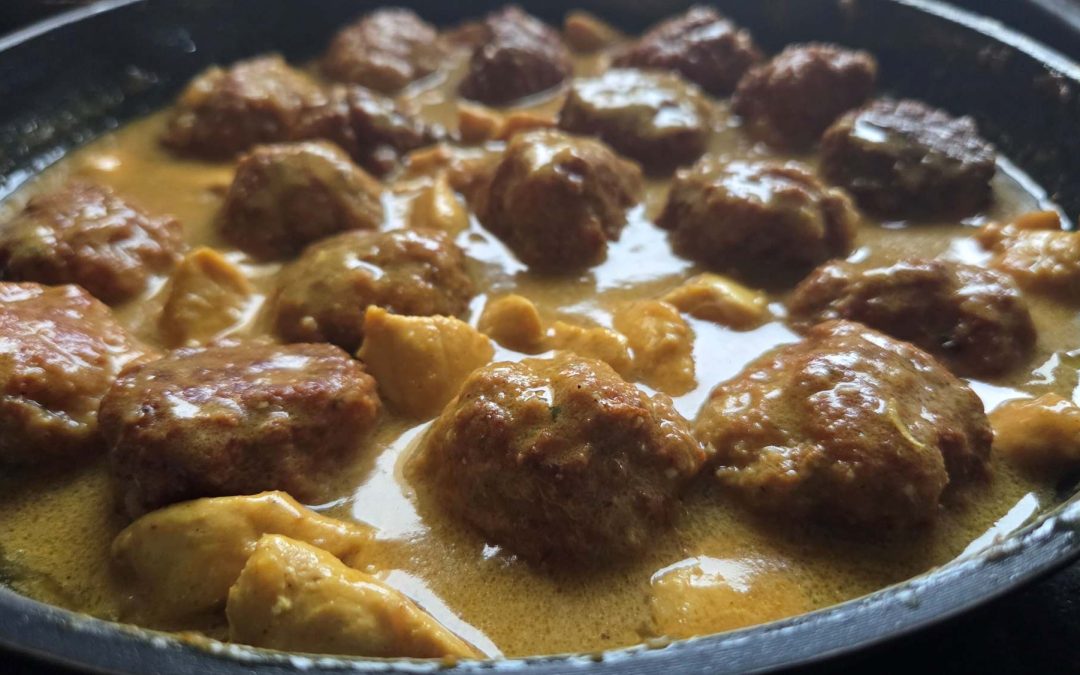 GUISO DE ALBÓNDIGAS Y POLLO AL CURRY. UNA FANTÁSTICA OPCIÓN