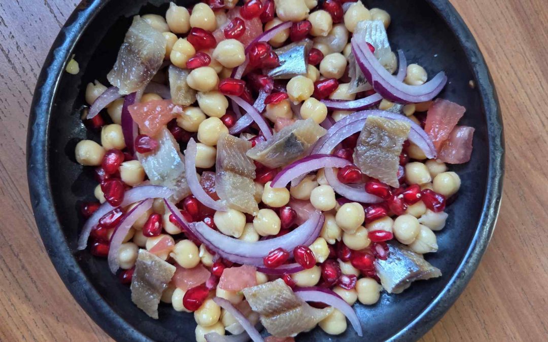 ENSALADA DE GARBANZOS, SARDINAS AHUMADAS Y GRANADA