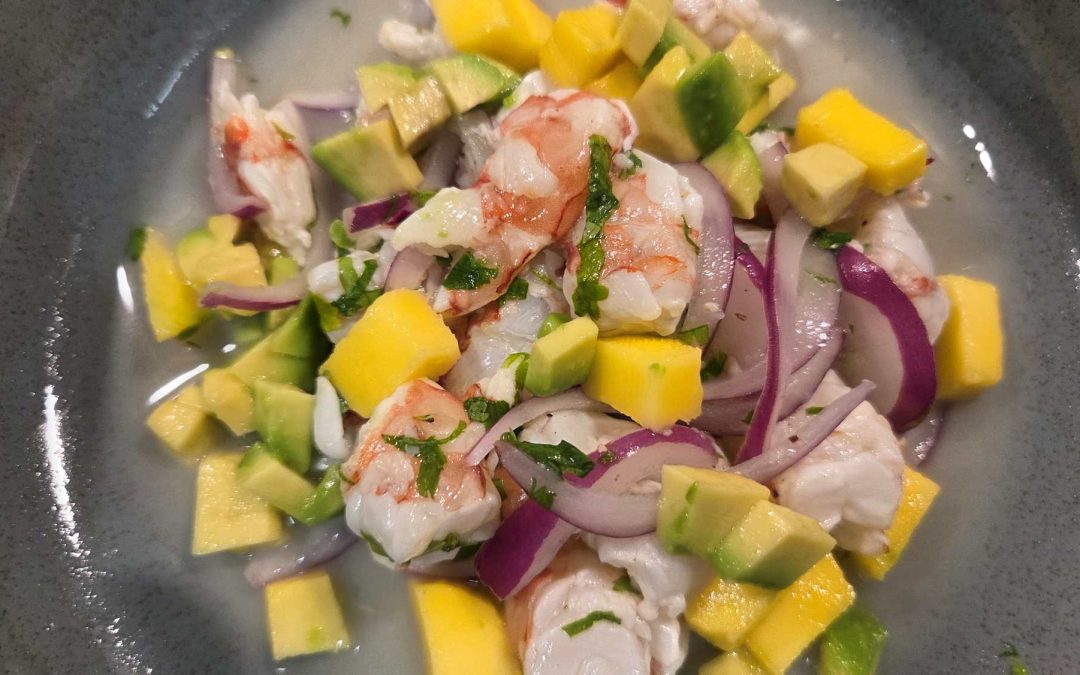 CEVICHE DE GAMBONES CON AGUACATE Y MANGO