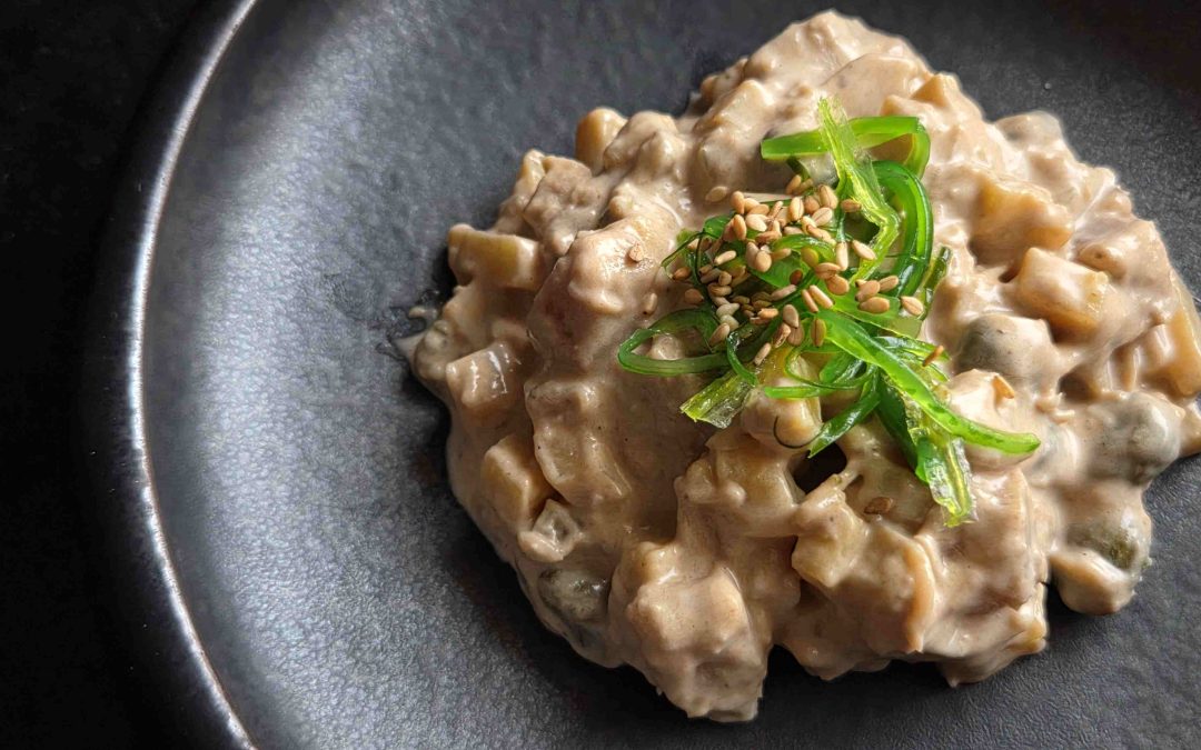 ENSALADILLA CREMOSA DE ATÚN ROJO CON MAHONESA DE AJO NEGRO, ENCURTIDOS Y WAKAME