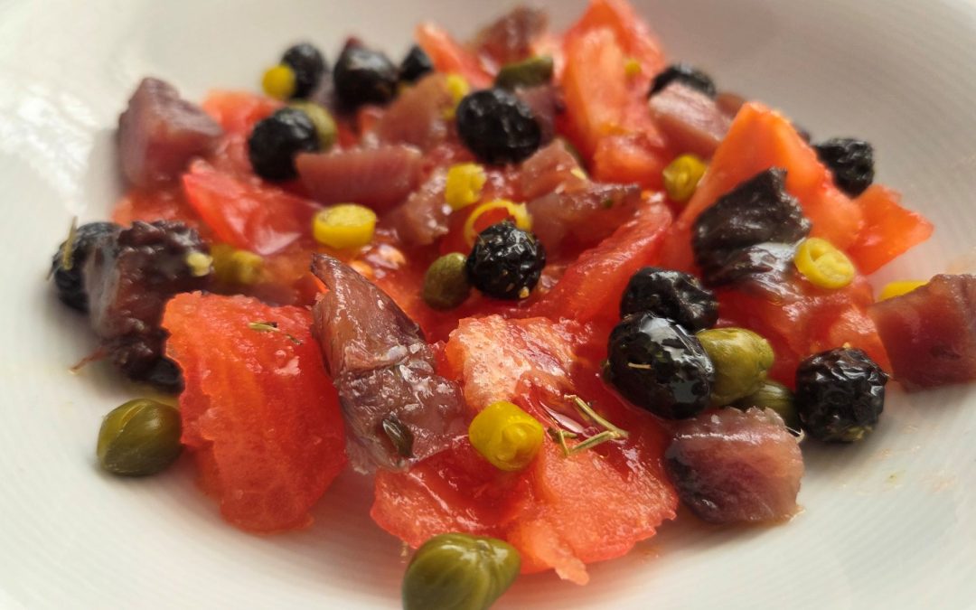 ENSALADA CON ACEITUNAS NEGRAS, SALAZONES Y ENCURTIDOS