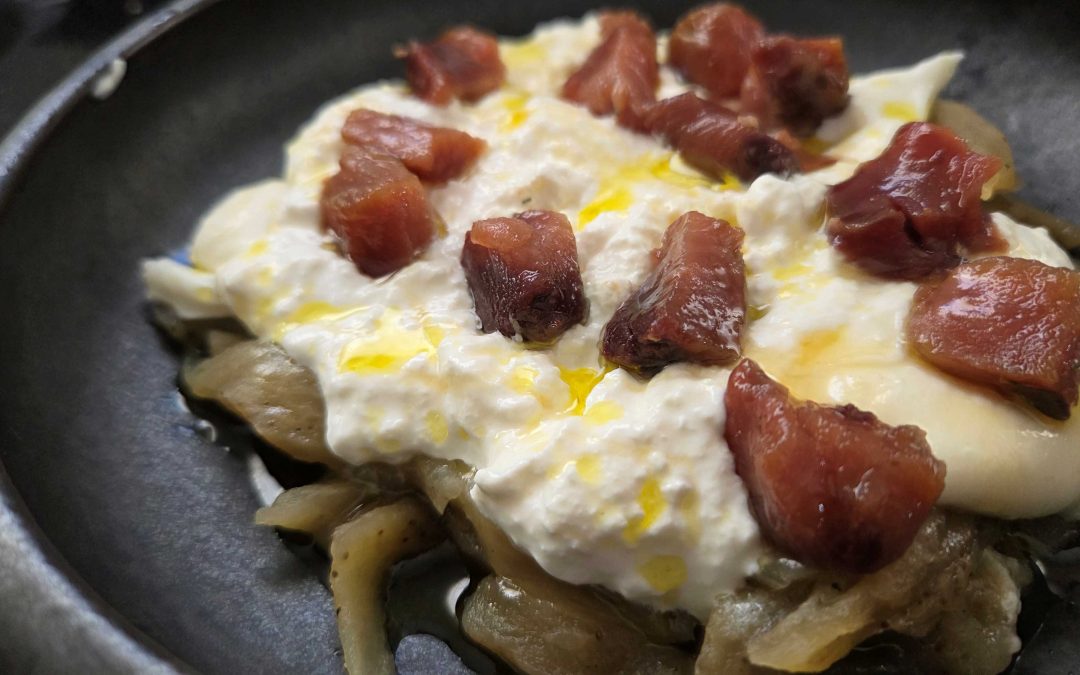 BERENJENA A LA LLAMA CON BURRATA Y SALAZONES. BRUTAL