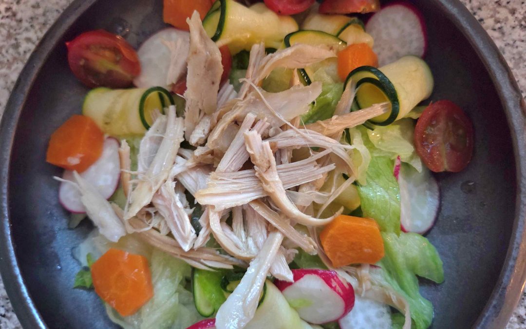 ENSALADA CON POLLO EN ESCABECHE Y AGUACATE