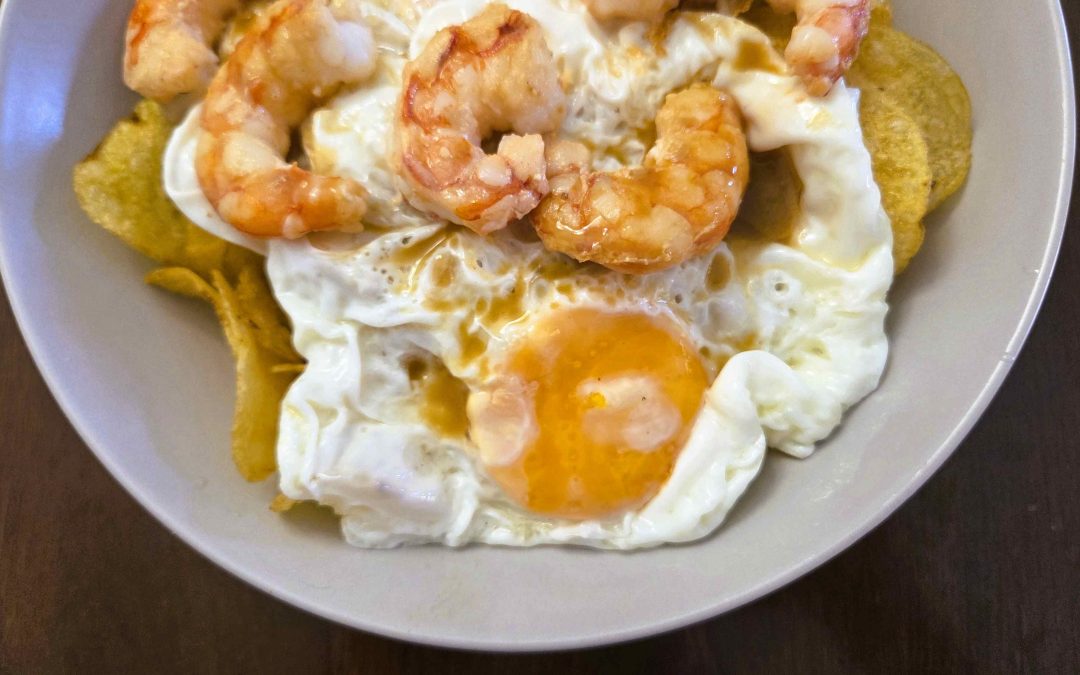 HUEVOS CON PAPAS DUSO Y GAMBONES AL ESTILO ESTALVI BAR