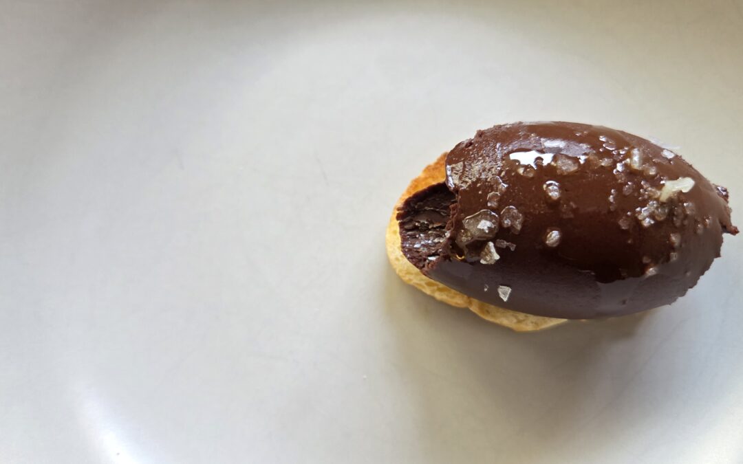 PAN CON CHOCOLATE, ACEITE Y SAL